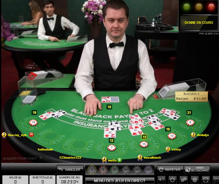 Table de Blackjack avec croupier en direct