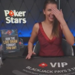 La croupiere du Live Casino Pokerstars en plein fou rire