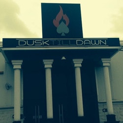 Jake Cody remporte le tournoi de poker au casino Dusk Till Dawn et mise son gain a la roulette