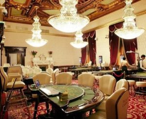 Tables de jeux depuis le Palace Casino de Bucarest