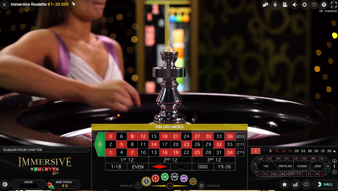 La croupière lance la bille dans le cylindre de la Roulette Immersive