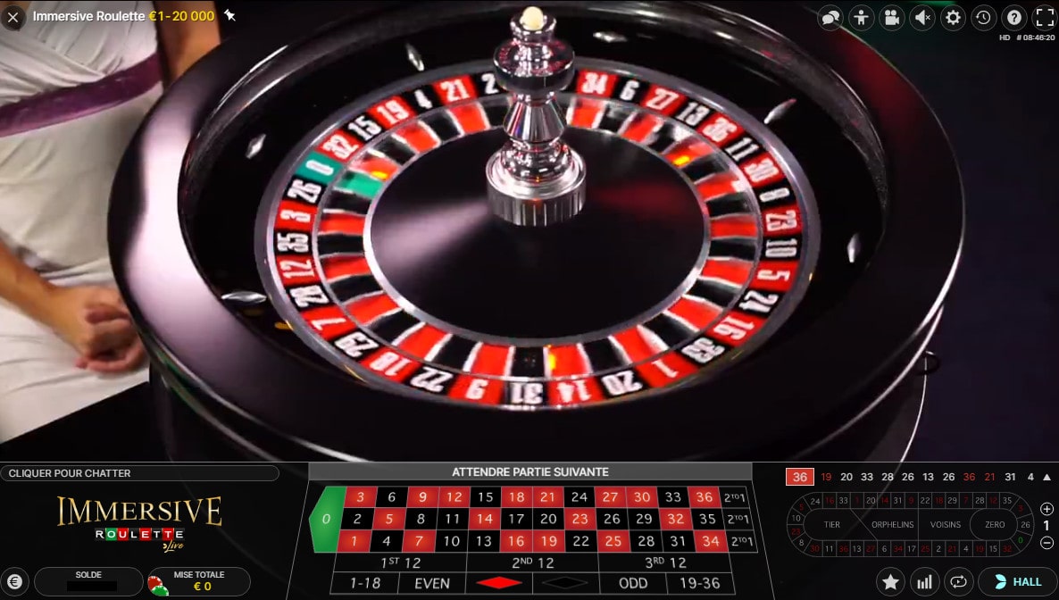 Croupière en live derrière la table de Roulette Immersive