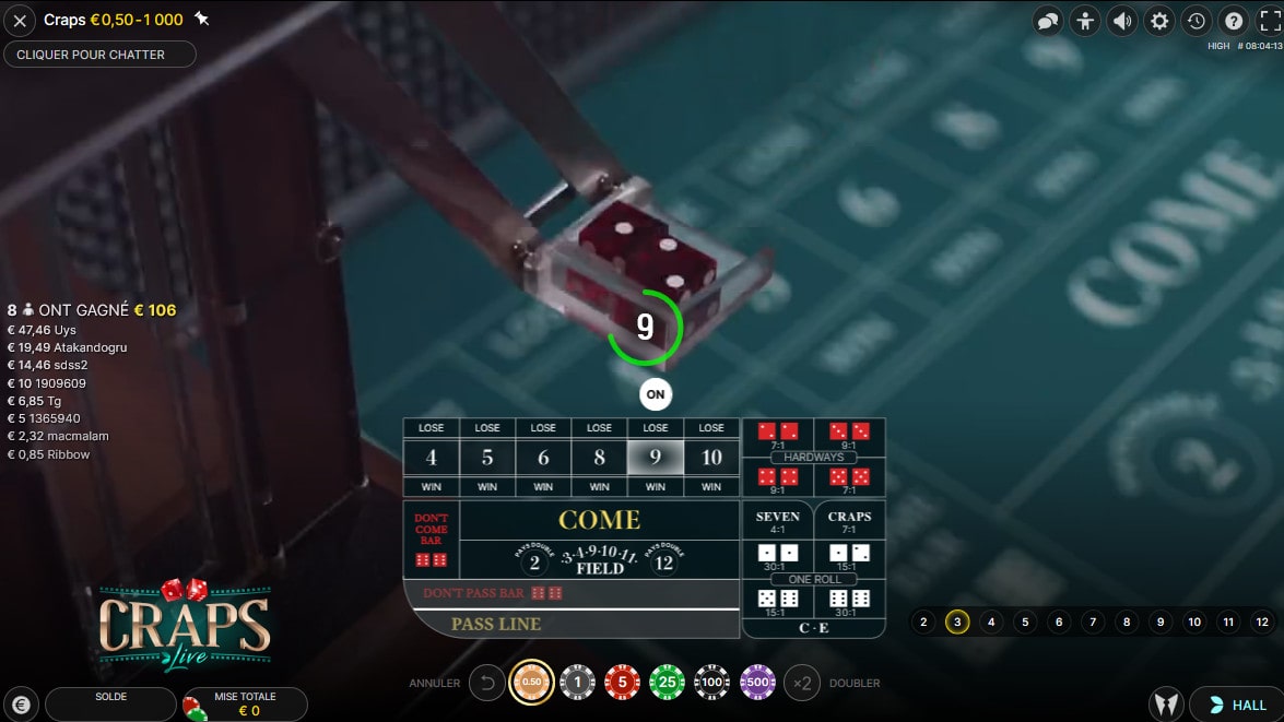 Le dés placés sur le lanceur automatique de Craps Live