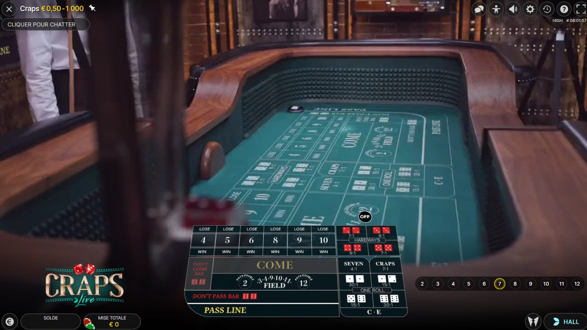 Table de lu jeu Craps Live avec en premier plan le lanceur de dés