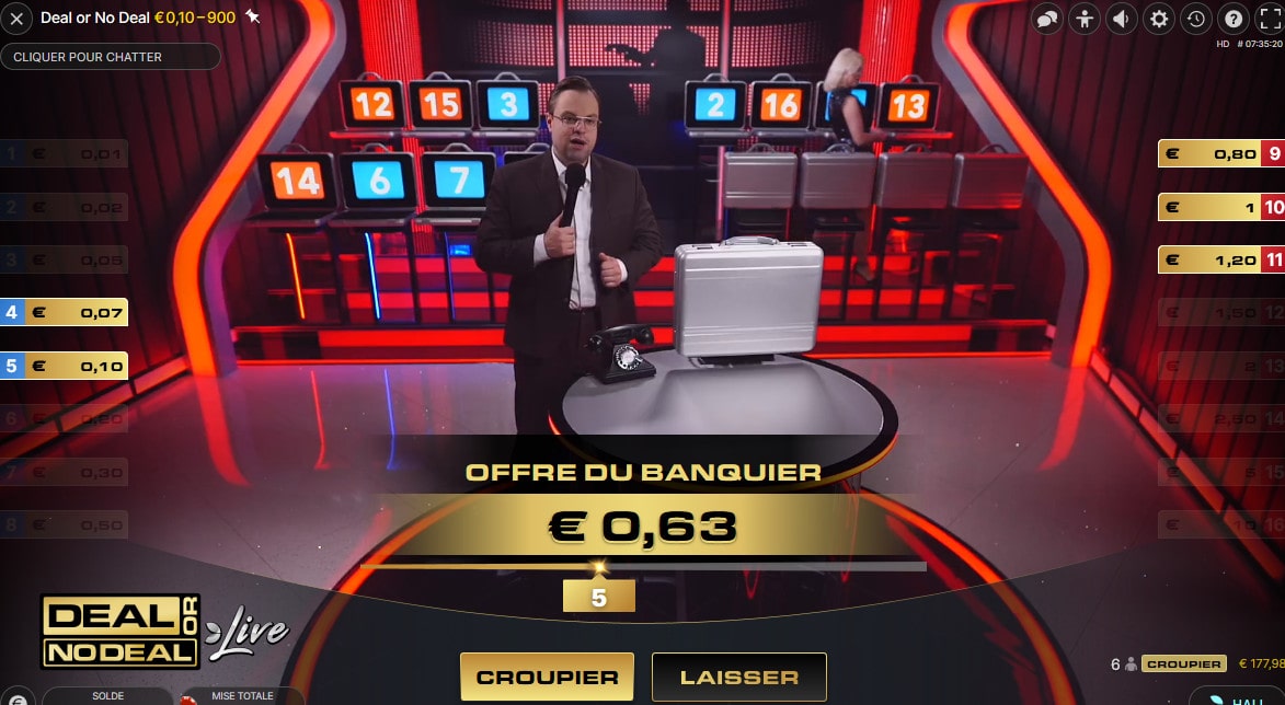 Studio de Deal Or No Deal avec un animateur et sa complice