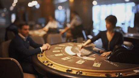 Croupier de casino derriere une table de blackjack