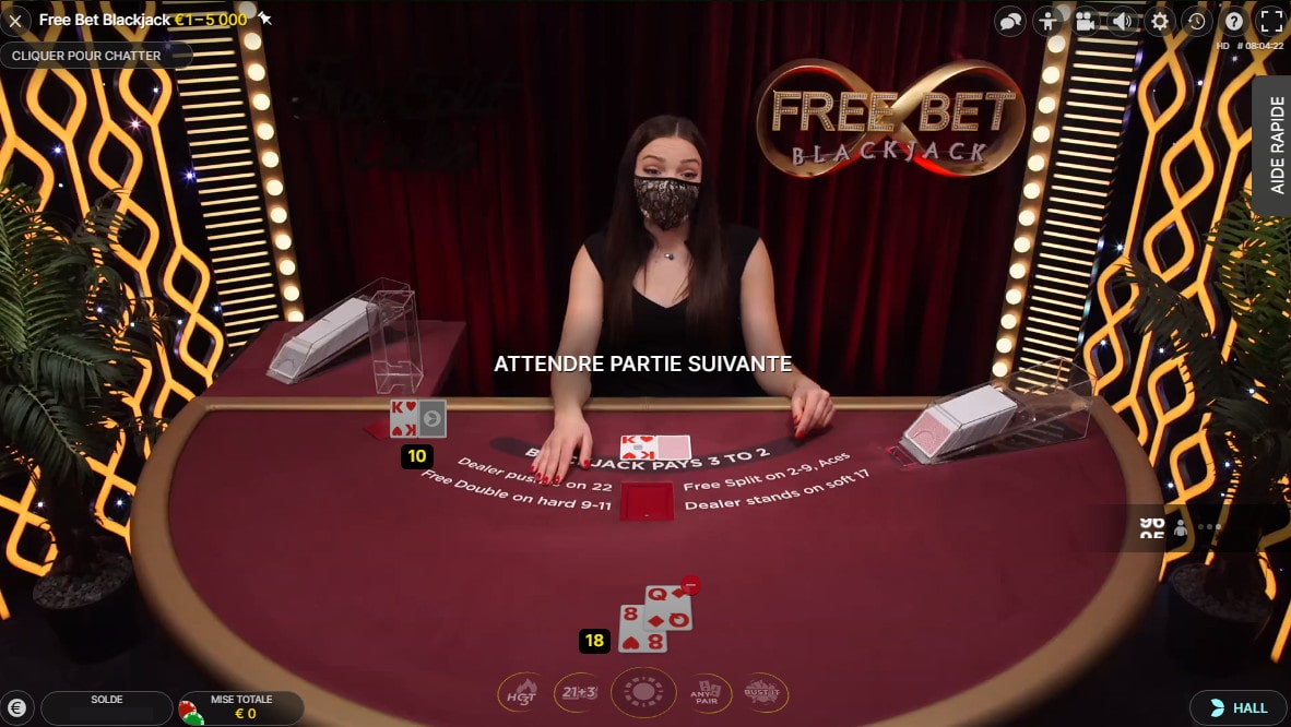 Table Free Bet Blackjack avec croupière en live de studio du logiciel Evolution