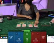 Croupière a une des 9 tables de baccarat en ligne Amazing Gaming dispo sur Casino Extra