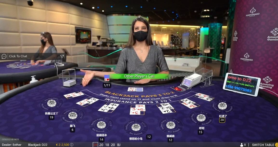 Croupière a une table de Blackjack en ligne d'Amazing Gaming