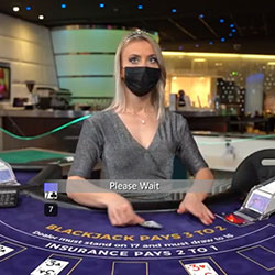Croupiere en live a une table de blackjack en ligne d'Amazing Gaming