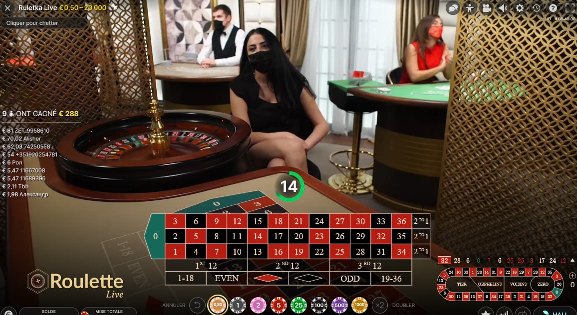 Croupière en live d'une table de roulette en ligne d'Evolution