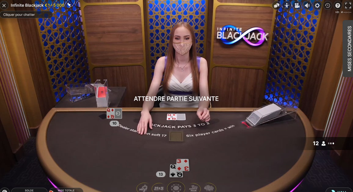 Croupiere a la table Infinite Blackjack d'Evolution