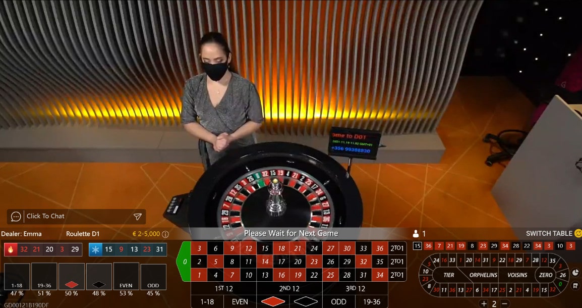 Croupière a la table de roulette en ligne d'Amazing Gaming