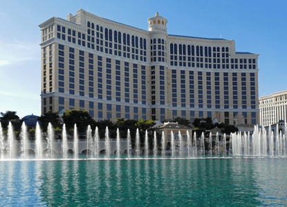 Vue du Bellagio Casino a Las Vegas avec sa mythique fontaine