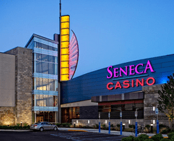Une croupière et deux joueurs accusés de triche à une table de black jack au Seneca Buffalo Creek Casino