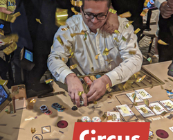 Un joueur décroche le jackpot progressif a une table de poker du Circuit Club Paris