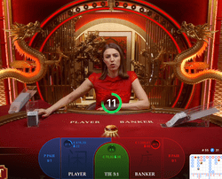 Croupière a la table Golden Wealth Baccarat