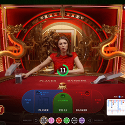 Croupière a la table Golden Wealth Baccarat