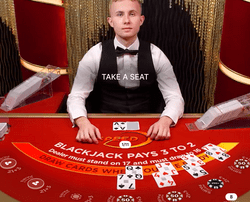 Croupier au black jack dans un studio d'Evolution
