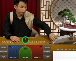 Croupier en direct a une table de Bonzai Speed Baccarat