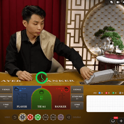 Croupier en direct a une table de Bonzai Speed Baccarat