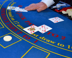 Croupier a une table de blackjack
