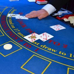 Croupier a une table de blackjack