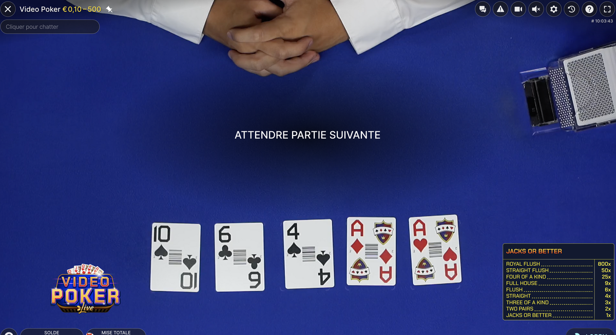 Croupier en direct a la table Video Poker du logiciel Evolution