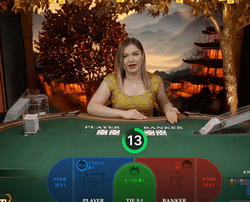 Table de baccara en live avec croupiere en direct