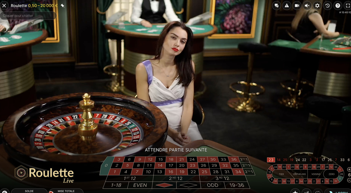 Croupière a une table de roulette en direct