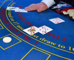 Croupier a une table de blackjack au casino