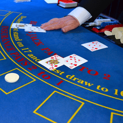 Croupier a une table de blackjack au casino