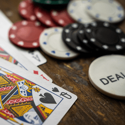 jetons et cartes au casino