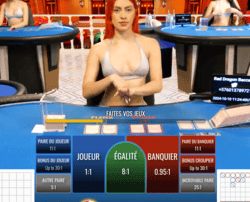 Croupière en Bikini a une table de Baccara