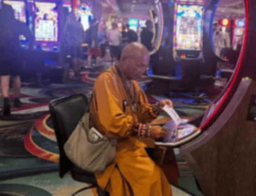 Un moine bouddhiste jouant au casino fait le buzz